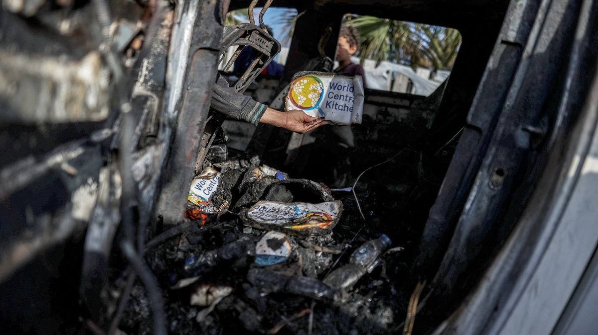 Fotky: Izraelci zničili v Gaze humanitární konvoj, zemřelo sedm lidí